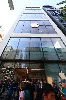 Apple Ginza exterior, logo, and signage